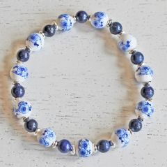 Armband delftsblauwe bloemkralen en lapis lazuli kralen