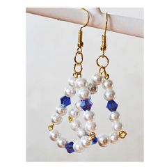 Oorbellen chandelier witte glasparels met blauwe bicone kraal