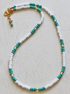 Ketting 4mm Miyuki kralen, turkoois, wit en goudkleur.