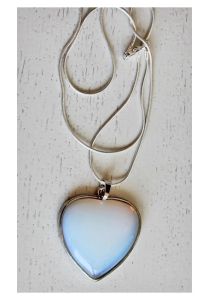 Ketting Opaliet hartje hanger 36x31mm, verzilverde ketting