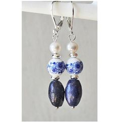 Oorbellen  delftsblauwe kraal, lapis lazuli kraal en zoetwater pareltje