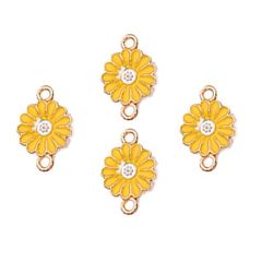 Metalen goudkleurig tussenzetsel zonnebloem geel, 18x1x2mm. Per 2 stuks.