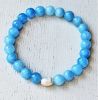 Armband zachtblauwe 8mm jade chalcedoon kralen met rijstparel.