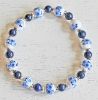 Armband delftsblauwe bloemkralen en lapis lazuli kralen