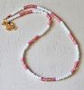 Ketting 4mm donker roze, witte en goudkleurige Miyuki kralen