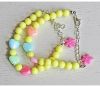 Kinder armband 8mm gele kralen met gekleurde hartjes