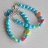 Kinder armband 8mm aqua blauwe kralen met gekleurde hartjes