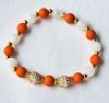 Armband 8mm acrylkralen oranje-wit en goudkleur