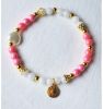 Armband 6mm zacht roze, wit en goud met bedeltje. 16-17cm