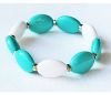 Armband grote ovalen kralen turkoois en wit, 17-19cm