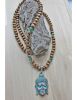 Mala ketting 78cm en 108 kralen, met koperkleurige, patina groene hanger