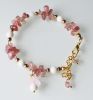 Armband splitkralen Aardbeien kwarts met bloem bedel