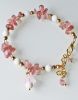 Armband splitkralen Aardbeien kwarts met bloem bedel