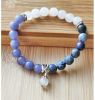 Armband met 8mm kralen witte jade, angeliet en sodaliet. 17-18cm.