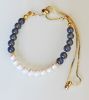 Armband 6mm lapis lazuli kralen en 5mm zoetwater parels 
