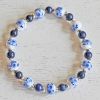 Armband delftsblauwe bloemkralen en lapis lazuli kralen