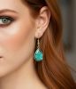 Druppel oorbellen met groene facetgeslepen kristal hanger