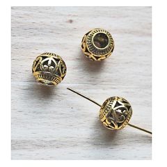 Metalen bohemian kraal goudkleurig met hartjes, 11x9mm. Per stuk.