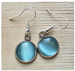 Oorbellen Cat eye licht blauw 12mm