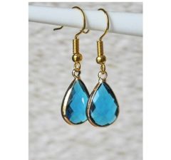 Druppel oorbellen met facetgeslepen blauwe kristal glas hangers