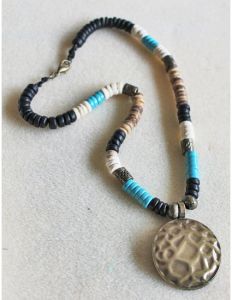 Boho surf ketting cocoskralen en turkooiskleur kralen met bronzen hanger, 47cm