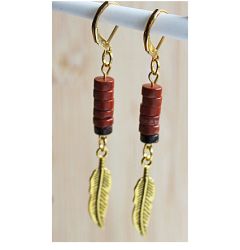 Oorbellen rode Jaspis kralen met goudkleurige veerhanger. Boho, Ibiza style.
