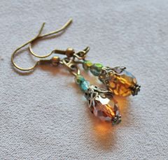 Oorbellen facetgeslepen donker topaz met koperkleur