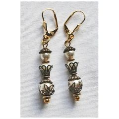 Oorbellen creme kleurige Swarovski parels en bronzen kralenkapjes