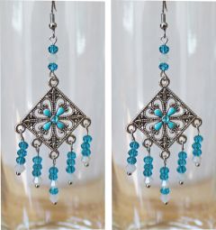 Boho oorbellen met facetgeslepen blauwe glaskralen