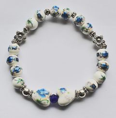 Armband blauw gebloemde hartjes kralen en ronde kralen
