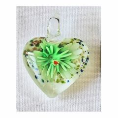 Hanger lampwork wit glazen hart met groene bloem