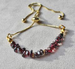 Armband kleine granaat splitkralen, rvs goudkleurige ketting met schuifknoop