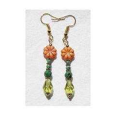 Oorbellen met bloemkraal en druppelhanger