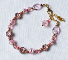 Armband roze bloem kralen en facetgeslepen kralen