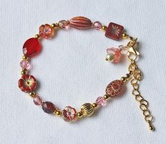 Armband tsjechische bloemen en facetgeslepen rode en roze kralen