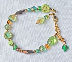 Armband facetgeslepen groene en bruine glaskralen, 19cm.