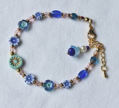 Armband blauwe bloem en facetgeslepen glaskralen