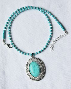 Ketting turkooiskleurige kraaltjes met turkoois kleur hanger