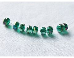 Zakje facetgeslepen heldere donker groene kristal glaskralen 8x5mm, 20 st.