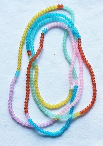 Lange ketting in verschillende kleuren 4mm glaskralen, 1.40cm.