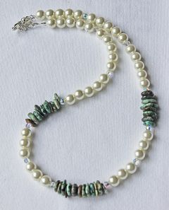 Ketting witte glasparels met afrikaanse turkoois kralen, 50 cm.