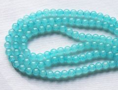 Snoer turkoois-blauwe ronde glaskralen met glitters 8mm, per 40 stuks