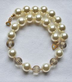 Ketting vintage chic met 16mm matte creme acryl parels en swarovski bicones, 44cm