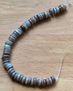 Schelpkralen lavendel grijs-blauw 7x2mm. Per 55-60 stuks.