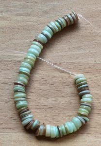 Schelpkralenlicht turkoois groen 7x2mm. Per 55-60 stuks.