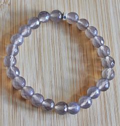 Armband facetgeslepen zachtgrijze 8mm Agaat kralen. 20cm.