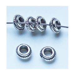 Metalen tussenkraal / spacer licht zilverkleurig met ribbeltjes, 6mm. Per 5 stuks.