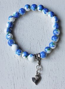 Armband met bloemkralen en hartjes bedel