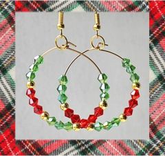 hoepel oorbellen. Groen, rood, goudkleur