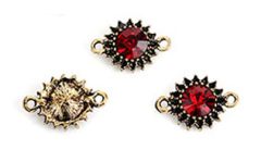 Tussenzetsel strass bloem, robijnrood in oud-goudkleur 15.5x9mm